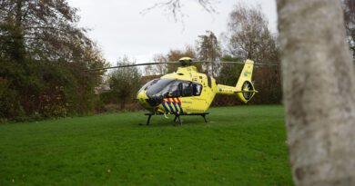 Traumahelikopter land op voetbalveld vanwege medische noodsituatie
