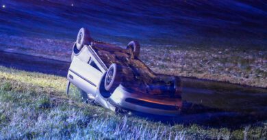 Auto vliegt over de kop op N241. Gladheid mogelijke oorzaak.
