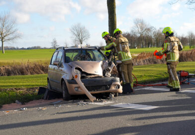 Automobiliste botst frontaal op los geschoten aanhanger