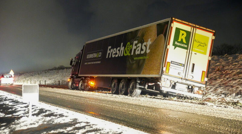 Vrachtwagen vast in berm op gladde N239